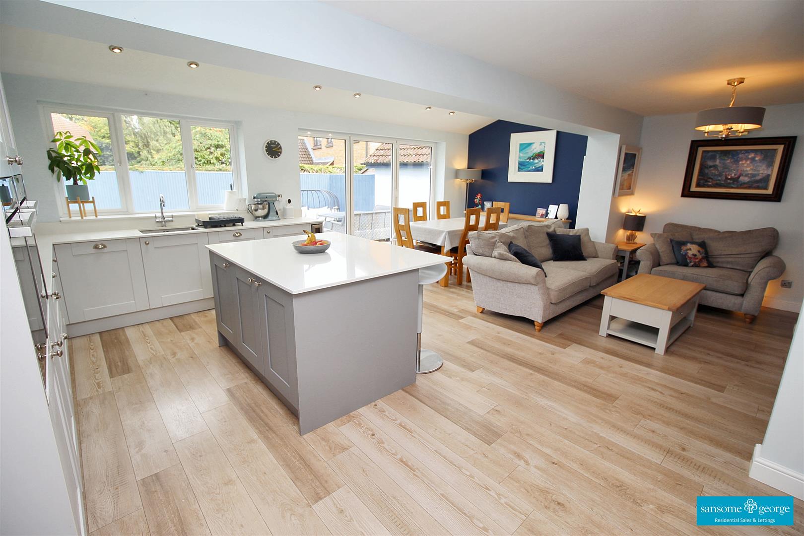 4 bed property in Farmiloe Close, Reading